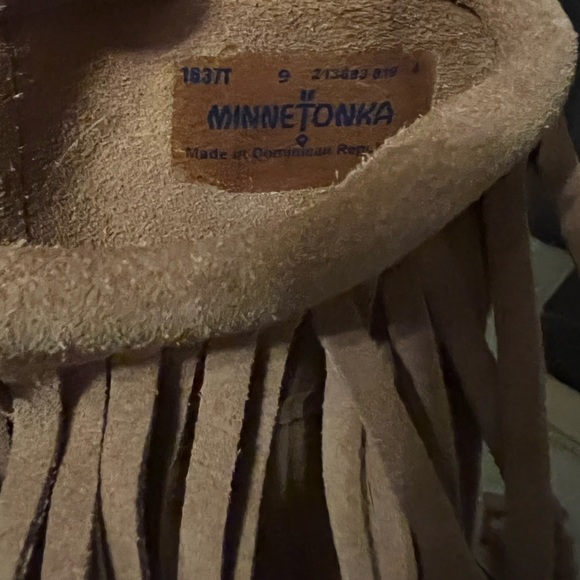 Brand new Minnetonka 3 layer fringe boot, size 9 - Picture 3 of 4